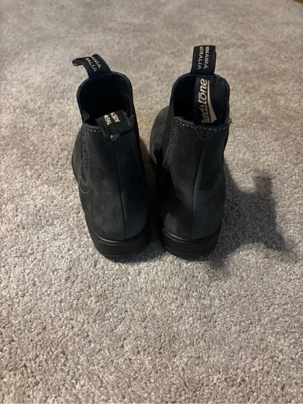 Blundstone Chelsea Boot in Rustic navy and Black Elastic